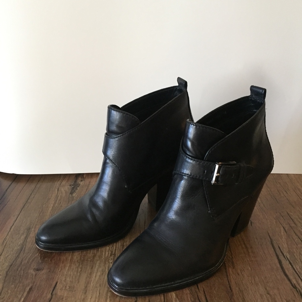 DOLCE VITA BUCKLE LEATHER ANKLE BOOT